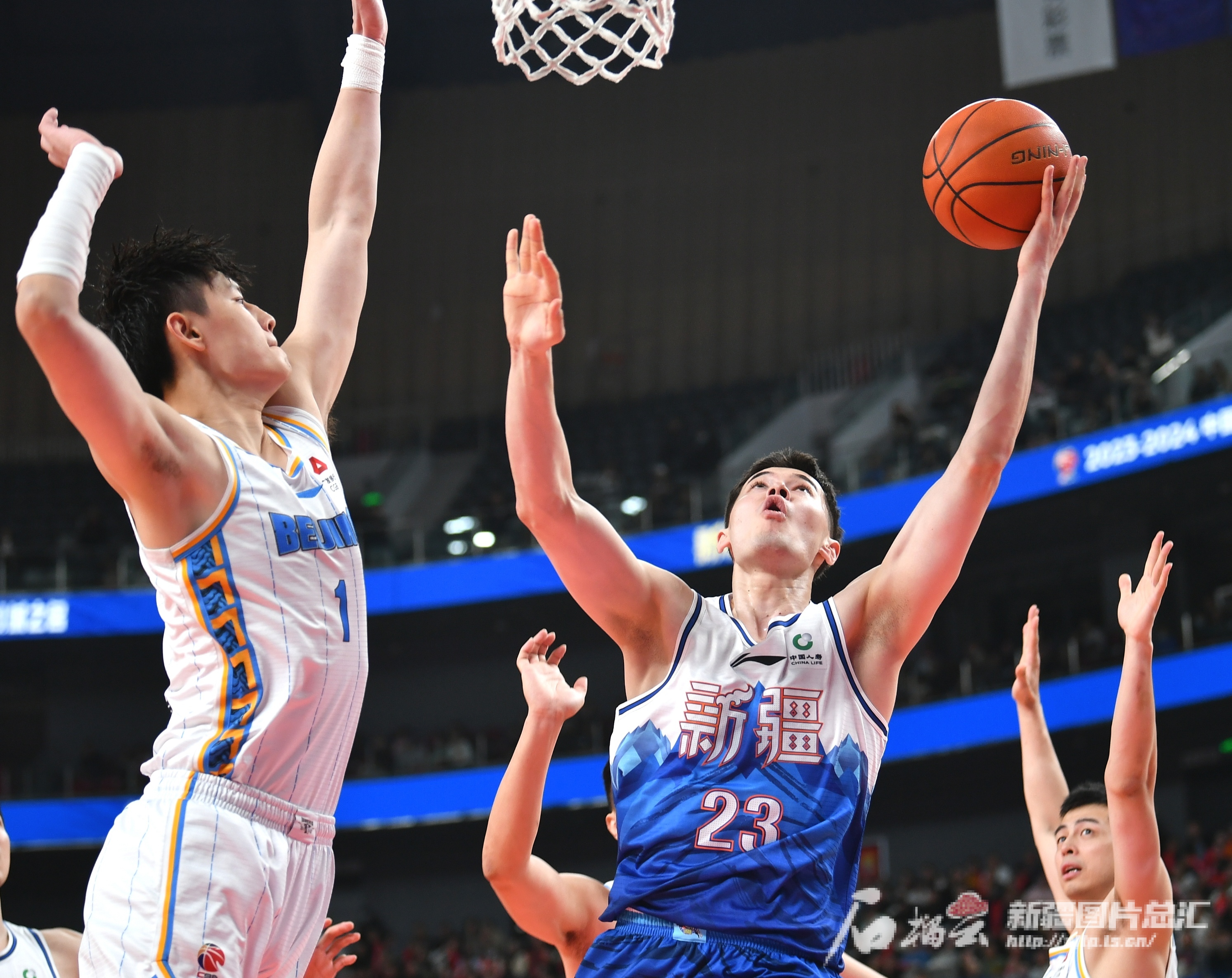 新疆亚泰主场惊险获胜，逆转对手