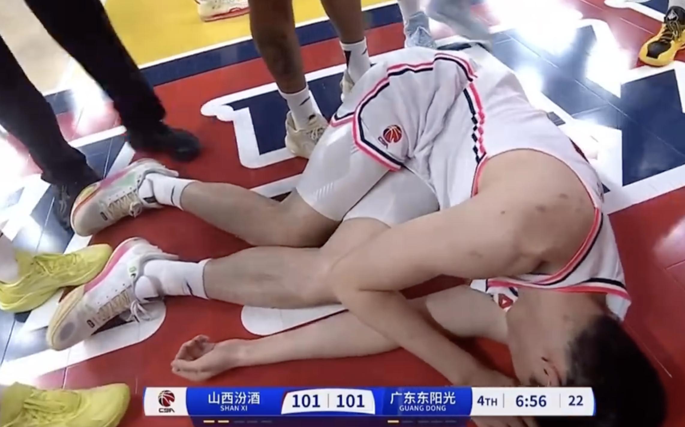 比赛中球员身体对抗呈现出激烈场面