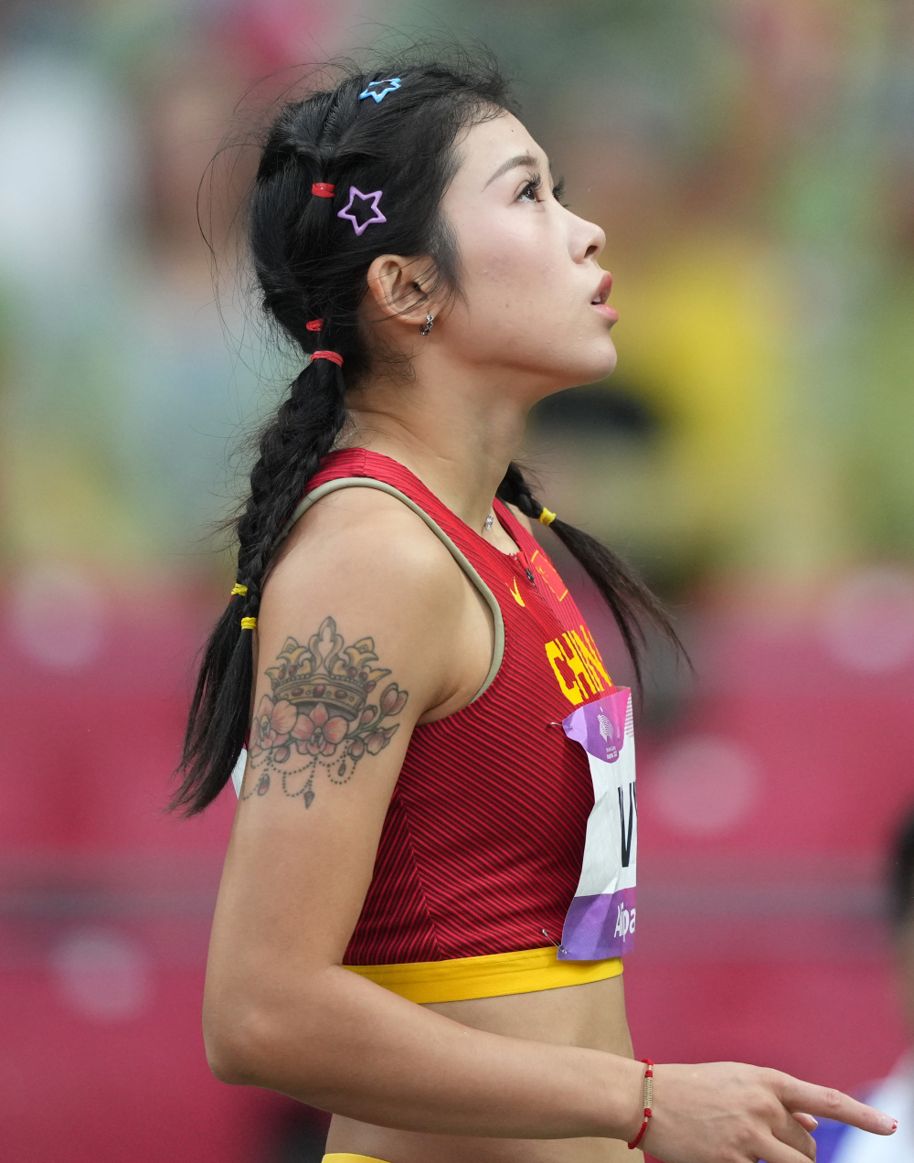 田径比赛女子百米预赛进行中